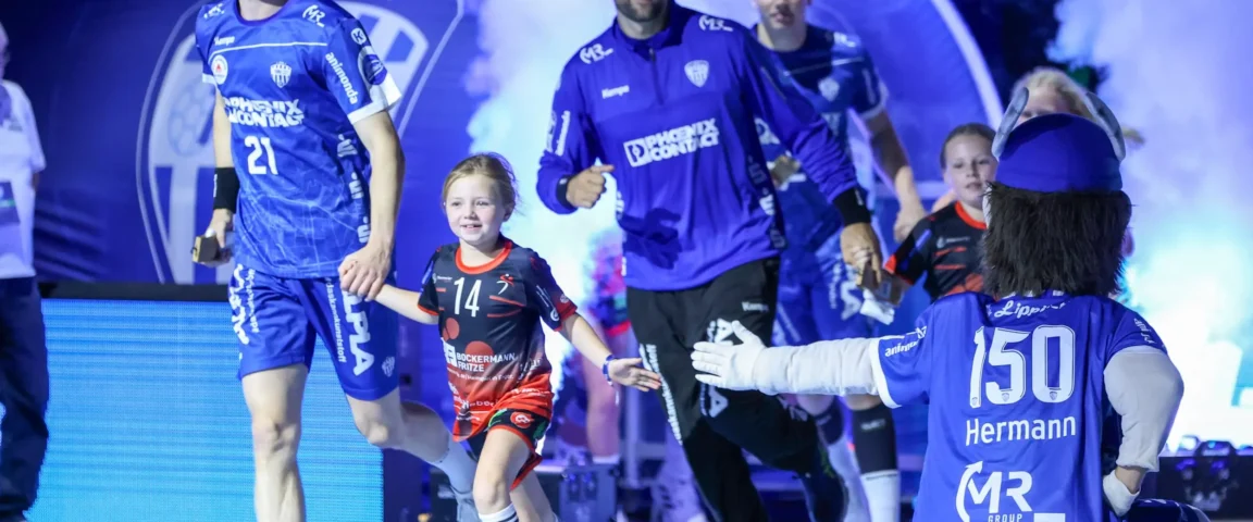 Einlaufszene des TBV Lemgo Lippe zu einem Handballspiel