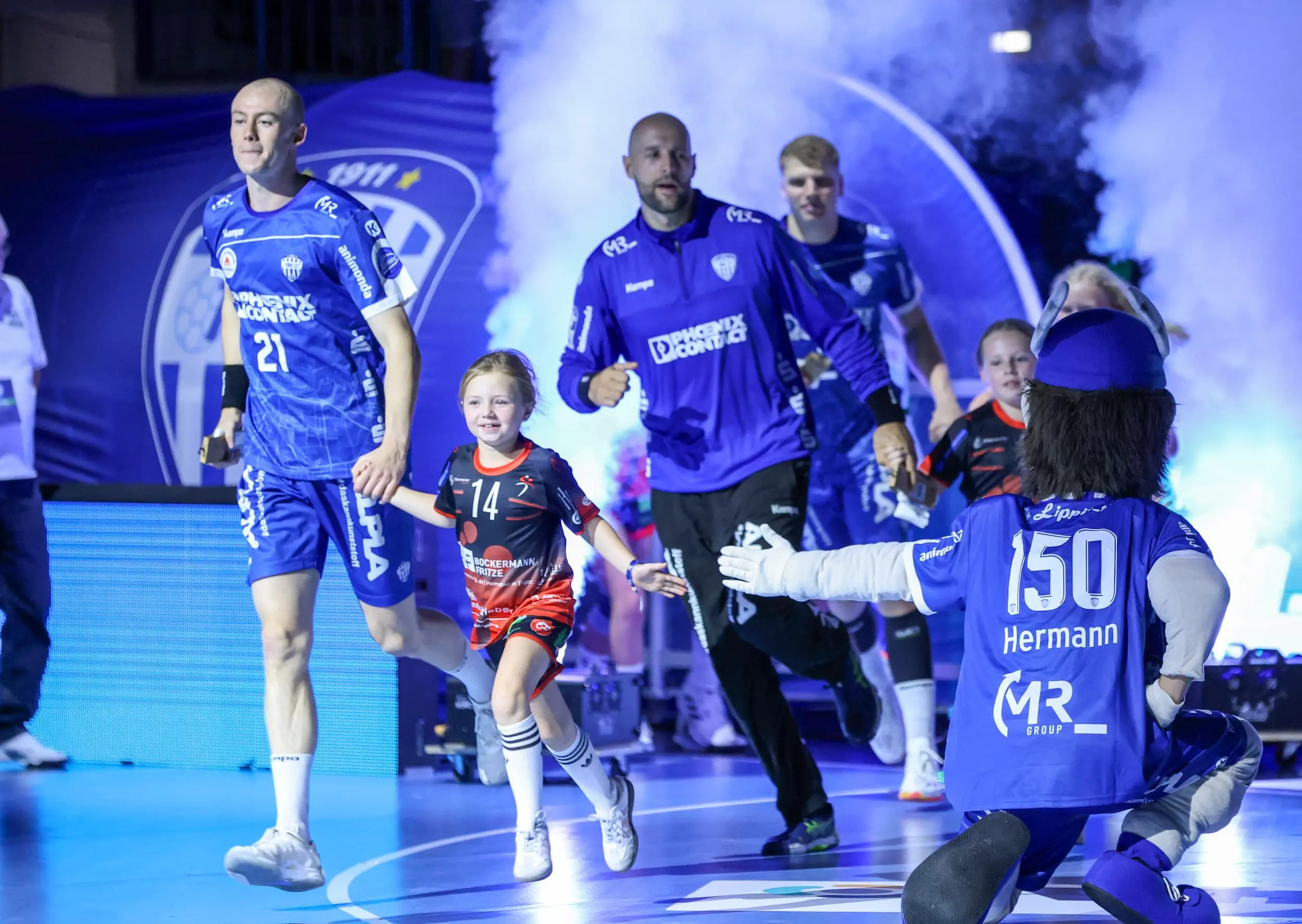 Einlaufszene des TBV Lemgo Lippe zu einem Handballspiel